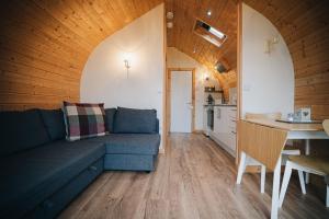 Posezení v ubytování Carntogher Cabins