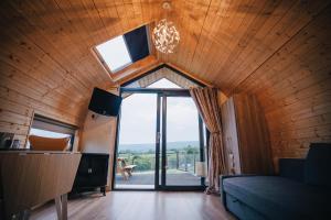 TV a/nebo společenská místnost v ubytování Carntogher Cabins