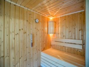 eine Holzsauna mit einer Uhr an der Wand in der Unterkunft Dünenresidenz Prora - Ferienwohnung mit Meerblick, 1 Schlafzimmer und Balkon NP-312 in Binz