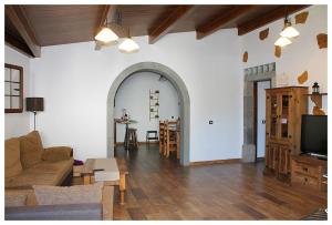A seating area at Las Cuevitas del Gamonal