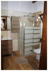 A bathroom at Las Cuevitas del Gamonal