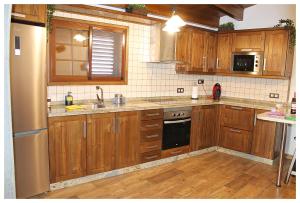 A kitchen or kitchenette at Las Cuevitas del Gamonal