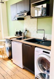 a kitchen with a sink and a washing machine at LE DUMON 3 - Studio NEUF LUMINEUX - Balcon - WiFi - Gare 200m in Agen