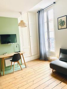 a living room with a desk and a couch at LE DUMON 3 - Studio NEUF LUMINEUX - Balcon - WiFi - Gare 200m in Agen