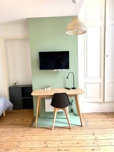 a desk with a chair in a room at LE DUMON 3 - Studio NEUF LUMINEUX - Balcon - WiFi - Gare 200m in Agen