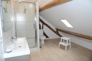 Koupelna v ubytování La Maison de Sophie, à longjumeau + 18 fotografií