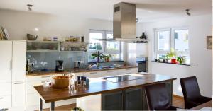 A kitchen or kitchenette at Apartment und Privatzimmern in Freiburg