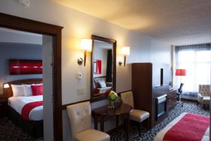 um quarto de hotel com uma cama, uma secretária e uma mesa em Saint-Sulpice Montréal em Montréal