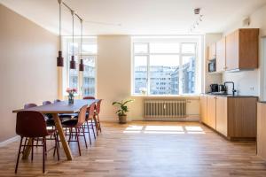 een keuken en eetkamer met een tafel en stoelen bij The Lakes apartments by Daniel&Jacob's in Kopenhagen