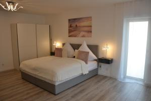ein Schlafzimmer mit einem Bett und einem großen Fenster in der Unterkunft Sophie Superior Apartment in Karlsruhe