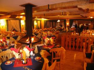 Ein Restaurant oder anderes Speiselokal in der Unterkunft Club Hotel Alpino 