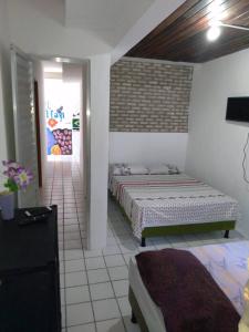 Un pat sau paturi într-o cameră la Hostel Pininha