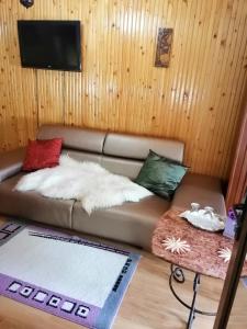 ドゥラウにあるCasa Serbanの部屋にある枕が置かれたソファ