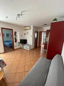 Televízia a/alebo spoločenská miestnosť v ubytovaní Apartamento ANGELES