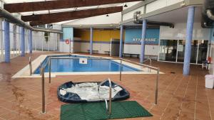 una gran piscina en un gran edificio en Al-Andalus Thalassa, en Vera