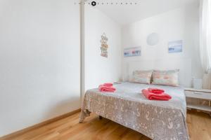 A bed or beds in a room at Apartment with pool & balcony less than 10min walk to La Mata Beach! Még 32 kép