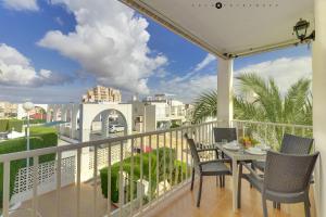 Ban công/sân hiên tại Apartment with pool, sea views & balcony less than 10min walk to La Mata Beach!