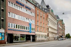 una fila di edifici su una strada di città di Moment Hotels a Malmö