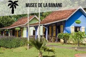 een huis met een bord dat muziek de la bandame leest bij T2 Échappée belle Sainte-Marie Kybo Karaib Location pkg Mtgne Cosy in Sainte-Marie
