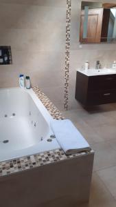 łazienka z wanną i umywalką w obiekcie Bedroom No 3 Garden view w mieście Nobber