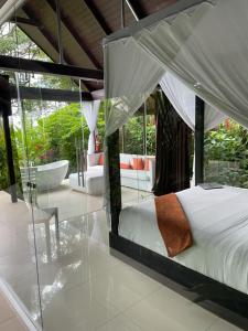 Rúm í herbergi á Oxygen Jungle Villas & Spa