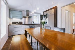 une cuisine avec une grande table et des chaises en bois dans l'établissement Der Gletscherblick by Alpin Rentals, à Kaprun