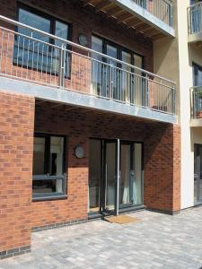 um edifício de tijolos com janelas e uma varanda em Leicester River Building Ensuite King size Luxury Bed em Leicester