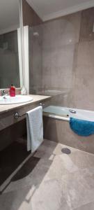 ein Badezimmer mit einer Badewanne, einem Waschbecken und einer Badewanne in der Unterkunft Apartamentos Serrallo, Parking gratuito y cocina, Alhambra y playa in Granada