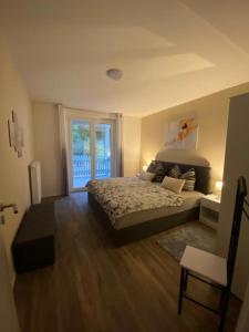1 dormitorio con cama y ventana grande en ferienwohnungen.ruhla en Ruhla