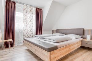 ein Schlafzimmer mit einem großen Bett mit einem Holzrahmen in der Unterkunft Gutmensch Oberhausen 4 Schlafzimmer in Oberhausen