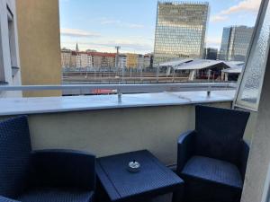 Balkon atau teras di Smarte Dachgeschosswohnung mit 2 Terrassen direkt am Hauptbahnhof