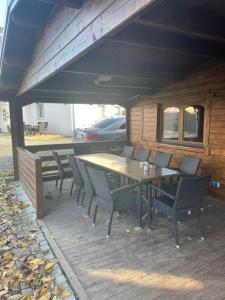 une terrasse en bois avec une table et des chaises. dans l'établissement Gästehaus Buonanotte 2, à Brême