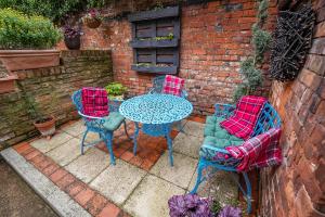 a patio with a table and four chairs at Fourteen westgate in Louth