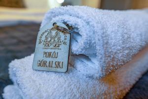 a tag sitting on top of a white towel at Agroturystyka Corno Owca in Żabnica