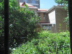 een huis verborgen door bomen en struiken bij Best-BishkekCity Apartment 3 in Bisjkek