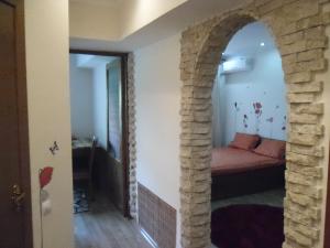 een kamer met een bed en een bakstenen muur bij Best-BishkekCity Apartment 3 in Bisjkek