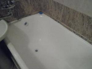 een badkamer met een wit bad en een wastafel bij Best-BishkekCity Apartment 3 in Bisjkek