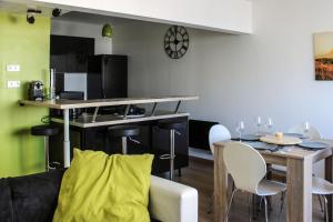 un soggiorno con cucina e tavolo con sedie di Miracle Morning a La Grande-Motte