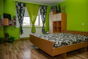 Ένα ή περισσότερα κρεβάτια σε δωμάτιο στο Vilhelmov’s apartament