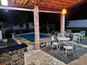 Hồ bơi trong/gần Casa Aconchegante 70