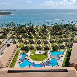 - une vue aérienne sur un complexe avec plusieurs piscines dans l'établissement Flat Eco Resort Praia Dos Carneiros PE, à Tamandaré
