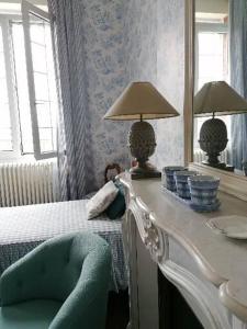 Habitación con mesa, silla y espejo. en Ferme De Bonavis, en Banteux