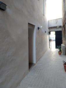un pasillo vacío con una puerta en un edificio en City Center Guest house, en Valencia