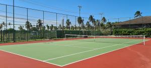 a tennis court with a net on top of it at Malawi Muro Alto - Flat 103H Térreo in Porto De Galinhas