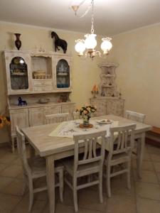 comedor con mesa de madera y sillas en " La casa di Elena " en Pietrasanta