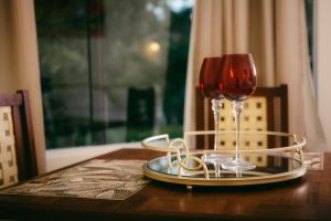 a table with two glasses of wine on a tray at Hotel SPA Paraíso in Cruzeiro do Sul