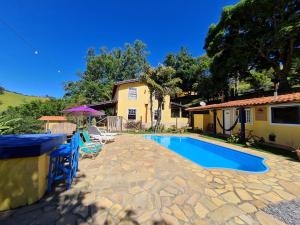 a house with a swimming pool in a yard at Pousada Sitio Barreirinha in Engenheiro Passos