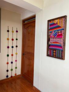 Habitación con puerta y pared con cuentas. en Hostal Casona Arrambide, en Cusco