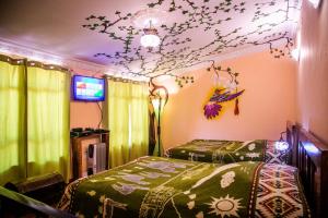 Postel nebo postele na pokoji v ubytování ITCHIMBIA GARDEN con la mejor vista de Quito y SPA
