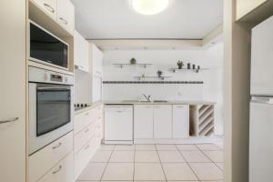 Kuchyň nebo kuchyňský kout v ubytování Pumicestone Lodge Unit 12 26 Maloja Ave